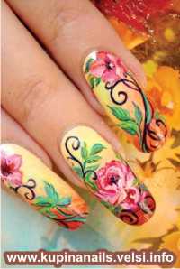 Яркие листья придадут рисунку на ногтях необходимую контрастность. 