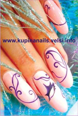 2. На ногте среднего пальца темно-фиолетовым цветом рисуем
контур глаза красивой миндалевидной формы.