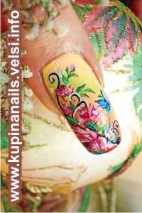 Чайные розы в рисунках на нарощенных ногтях.