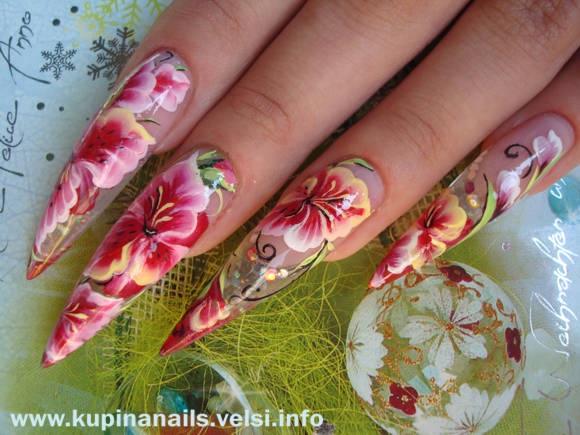 Неимоверно красивый в исполнении китайской росписи ногтей гладиолус. 