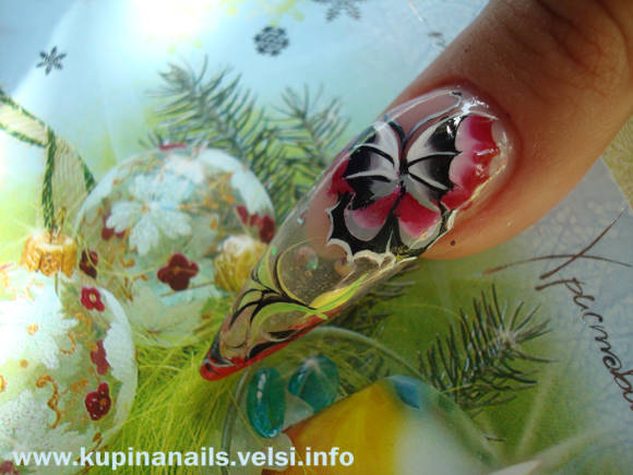 Красные гладиолусы будут прекрасно сочетаться с черно-белой бабочкой «Летучая мышь» на большом ногте. 
