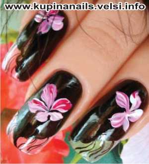 Как рисовать на ногтях цыганские мотивы для нарощенных ногтей, дизайн ногтей, фото пошагового выполнения. 3. Для самого крупного цветка берем на кисть белую, розовую и малиновую краски одновременно.
