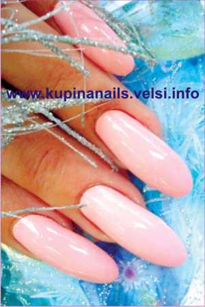 1. Покрываем нарощенные ногти нежно-розовым лаком.