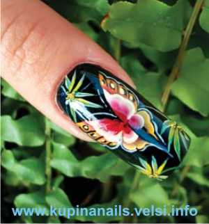 Изображение порхающей бабочки в пальмовых листьях, выполненное в китайской манере. Рисунки на ногтях.